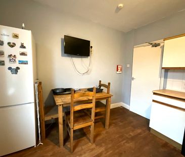 Attic Flat, St Vincent Ave, DN1 - Photo 4
