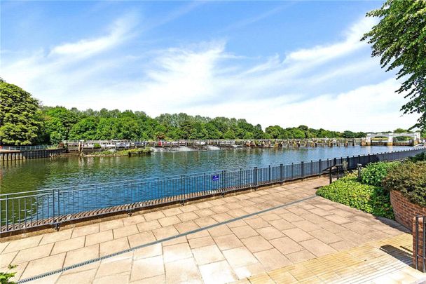 Pinewood Gardens, Teddington, TW11 9FH - Photo 1