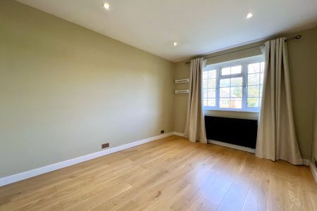 Crossacres, Woking, Surrey, GU22 - Photo 3