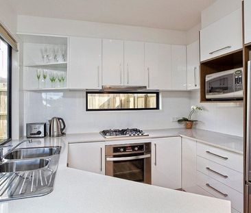 Stylish Townhome Living in the Heart of Alderley - Photo 5