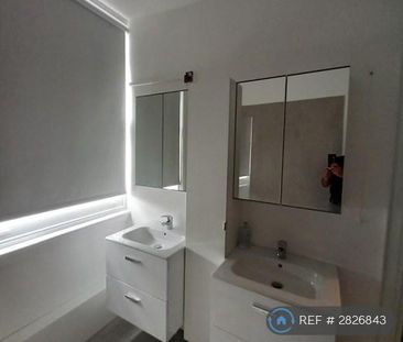 1 bedroom in a flat share to rent - Photo 5