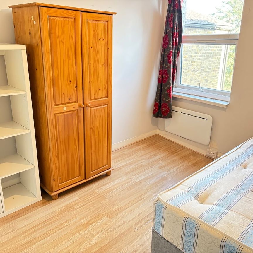 Room in a Shared Flat, Very Near Chiswick High Road Area, W4 - Photo 1