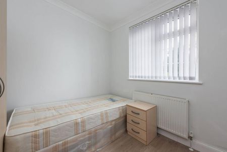 3 bedroom flat to rent - Photo 4