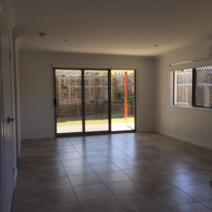 STYLISH & COMFORTABLE WITH BUSHLAND OUTLOOK! - Photo 1
