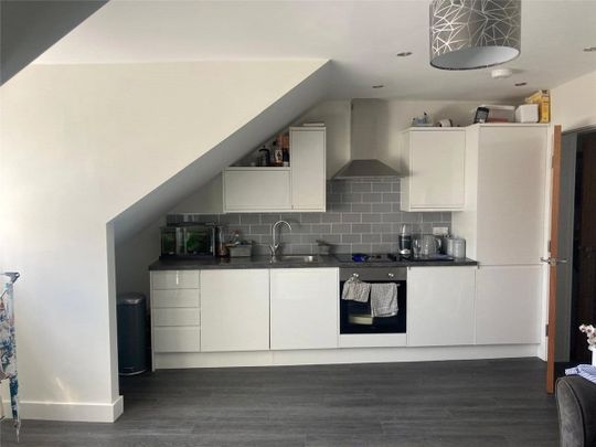 Well-presented top floor one bedroom apartment on Lawrence Street, the property is a short distance from the city centre and has many amenities within easy reach. - Photo 1