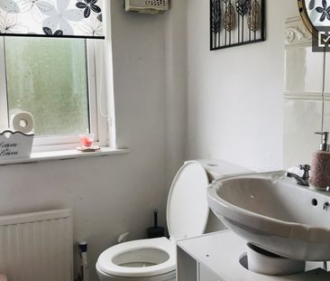 Cosy room in 5-bedroom house in Sandyford, Dublin - Photo 6