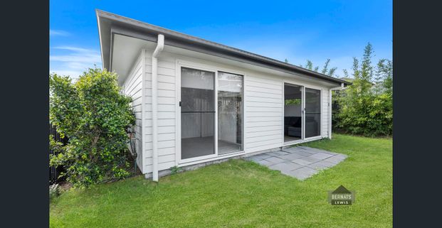 Private 2-Bedroom house - Elevated Position, Fully Fenced & Partially Furnished - Photo 1