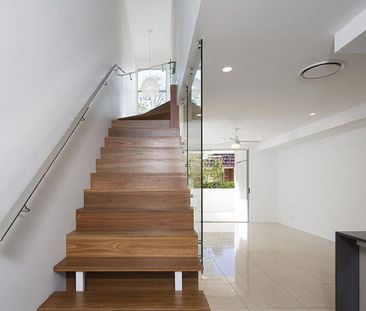 Private, Stylish & Secure in the Heart of Bulimba - Photo 6