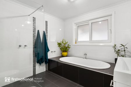 49 Blowhole Road, Blackmans Bay TAS 7052 - House For Rent | Domain - Photo 2