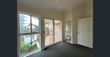 THREE-BEDROOM TOWNHOUSE IN THE HEART OF PALM BEACH - Photo 2