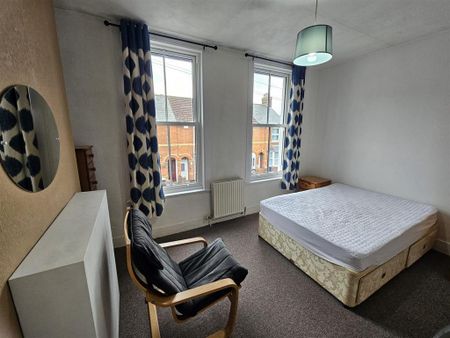 4 bedroom semi-detached house to rent - Photo 4