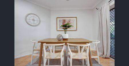 Family home with pool and views - Photo 5