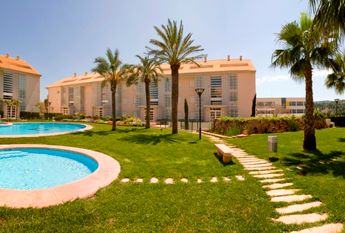 For long-term rent: apartment in Javea, Golden Garden urbanization, with 2 bedrooms and a pool.