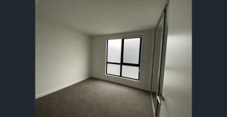 Beautifully Crafted Luxurious Three Bedrooms Townhouse!!! - Photo 2