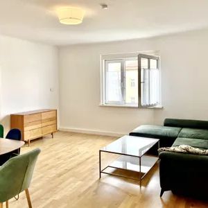 Stilvolle 3-Zimmer-Wohnung mit verglaster Loggia und Grünfläche vor der Haustür - Photo 1