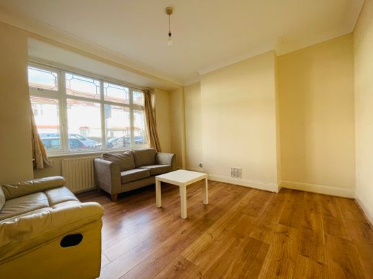 Gorringe Park Avenue, Tooting - Photo 1