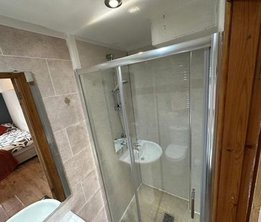 1 bedroom in a house share to rent - Photo 6