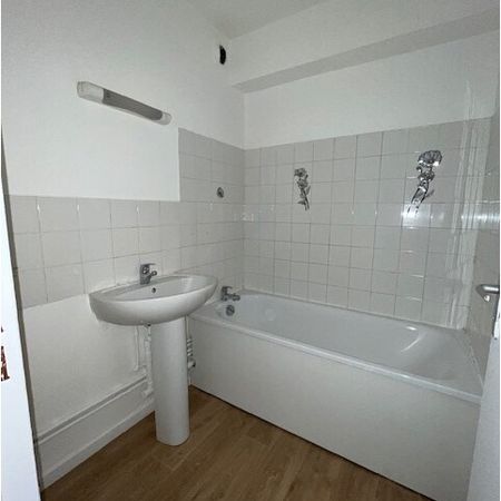 T4 en triplex de 93m² sur la place des géants à Grenoble - Photo 4