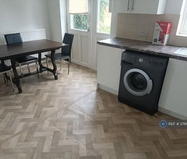 1 bedroom in a house share to rent - Photo 2