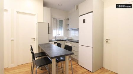 Room in a shared 4-bedroom apartment for rent in Embajadores, professionals and students allowed - Foto 2