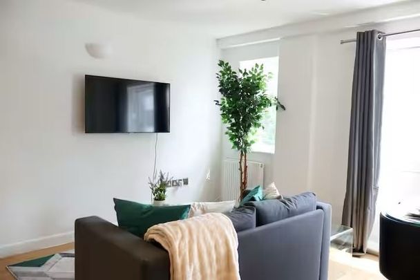 1 Bed Flat, Westferry Road, E14 - Photo 1