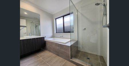 Luxury House for Rent in Oran Park - Photo 5
