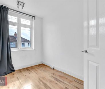 4 bedroom end of terrace house to rent - Photo 2