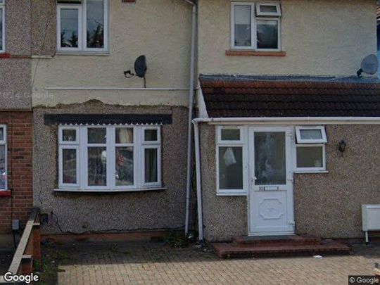 5 Bed Semi-Detached House, Duke Road, IG6 - Photo 1