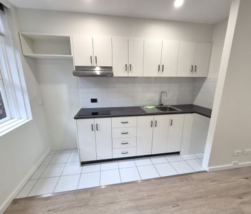 Charming Studio Apartment in Prime Ashfield Location - Photo 5