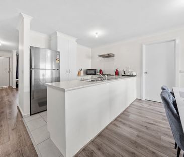 10/4 Austin Place, Melton South, Vic 3338 - Photo 6