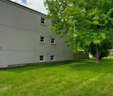 3rd FLOOR 2 Bdrm! TONS OF NATURAL LIGHT!!! Avail. OCT 1st or sooner... - Photo 1