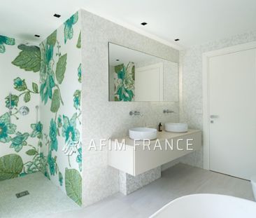 À seulement quelques pas de la plage, cette magnifique Villa b - Photo 3