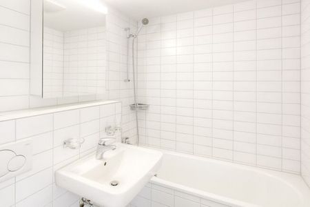 Living close to the center and the station guarantees - Photo 3