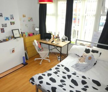 4 bedroom semi-detached house to rent - Photo 4