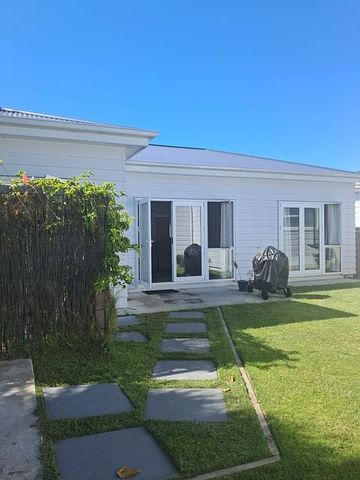 A Rare Find – Modern Retreat, Prime Location - Photo 3