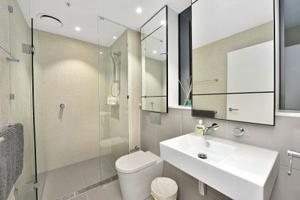 Unbeatable location from amazing unfurnished Darling Harbour apartment - Photo 1