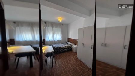 Single Bed in Room in a shared 6-bedroom apartment for rent in Cuatro Caminos - Photo 4