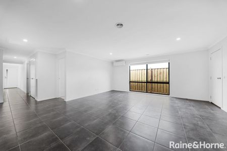 27 Flag Boulevard, Tarneit, VIC 3029 - Photo 3