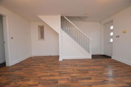 3 bedroom semi-detached house to rent - Photo 2