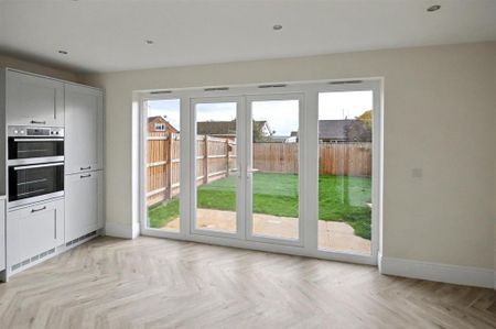 3 bedroom semi-detached house to rent - Photo 5