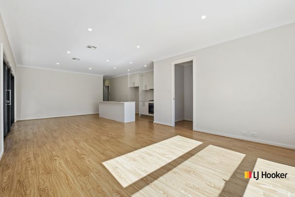 5 Bedroom Home Close to Hospital, University and Belconnen Town Centre - Photo 1