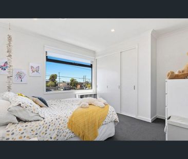 Prestige Beachside 4-Bedroom Townhouse with Contemporary Luxury - Photo 2