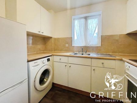 Ashford Court, Overcliff Road, Little Thurrock, RM17 - Photo 4