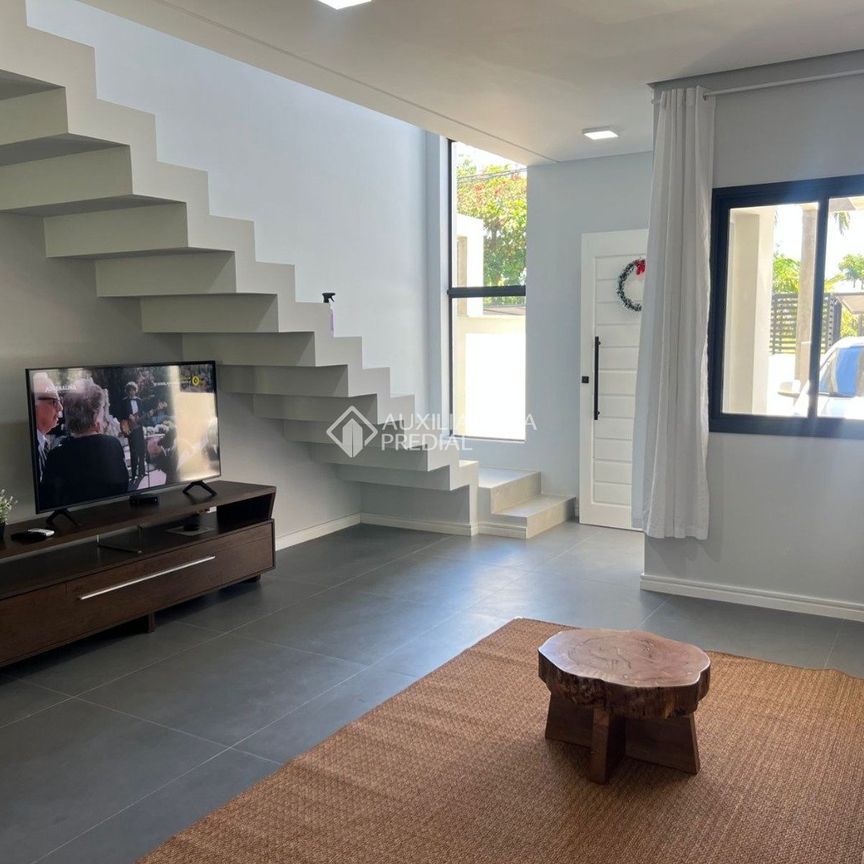 Casa com 3 quartos e 124m² para alugar em Campeche, Florianópolis. - Photo 1