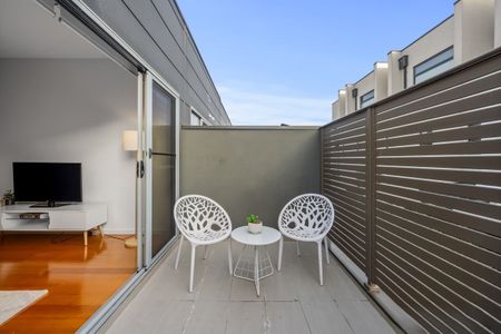 Spacious Two-Bedroom Design with Private Bathrooms - Photo 4