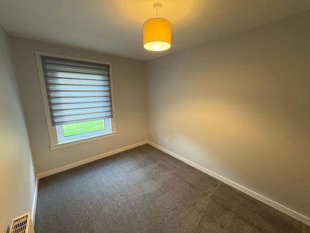 3 bedroom flat to rent - Photo 3