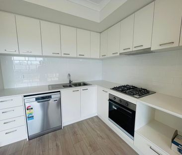 Modern & Stylish Townhouse - Photo 4