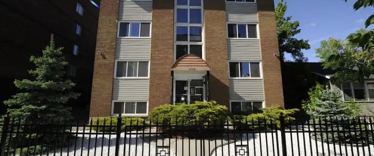 Close to DT, low rent & DD, Wi-Fi, heat and water ,reno | 1222 15 Ave SW, Calgary - Photo 1