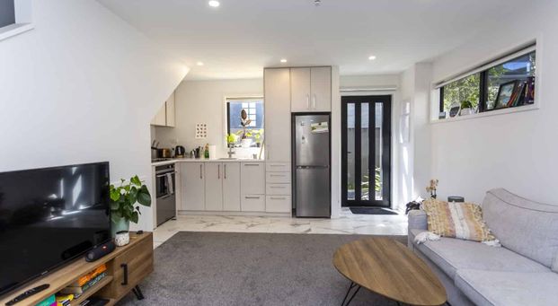 City living 1 x bedroom apartment fully furnished. - Photo 1