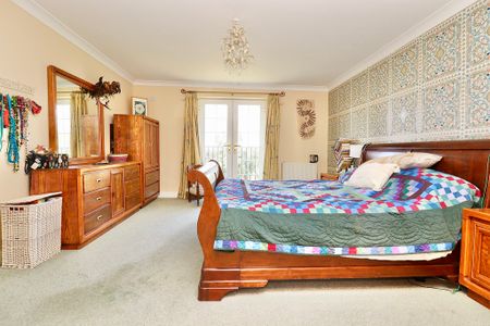 5 bedroom Detached House to let - Photo 4